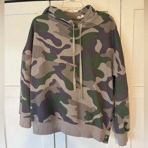 Camo hoodie with side snaps